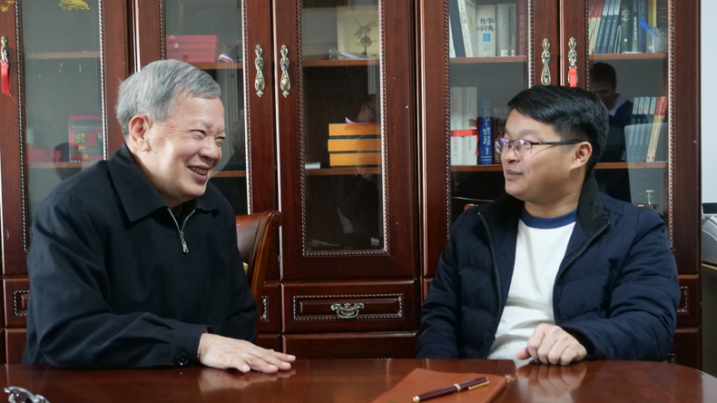 凌德权接受本报驻华记者采访。 凌德权接受本报驻华记者采访。