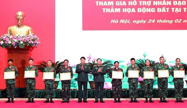越南国防部提请政府总理向救援力量4个集体和7名个人颁发奖状。 越南国防部提请政府总理向救援力量4个集体和7名个人颁发奖状。