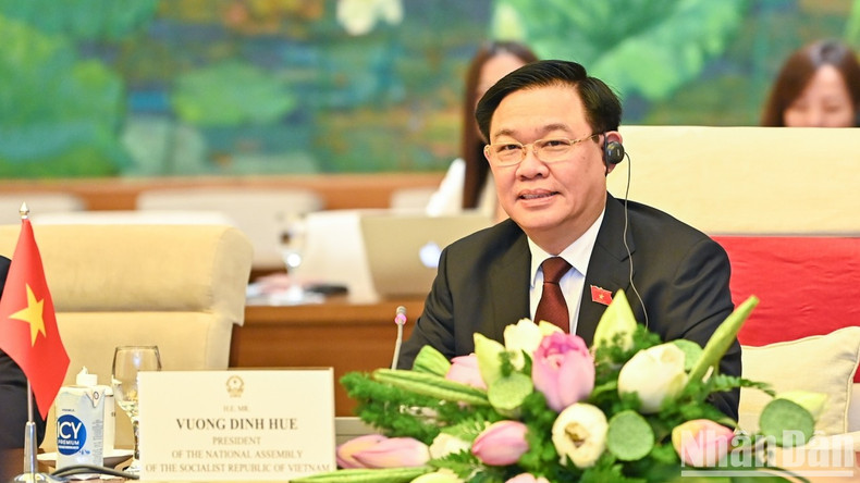 国会主席王廷惠发表讲话。