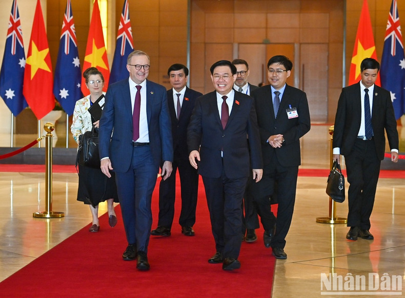 两位领导离场。