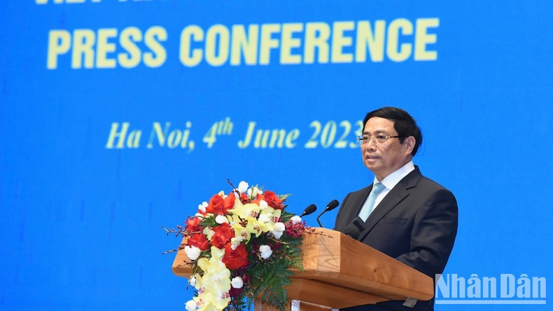 政府总理范明正在记者招待会上发表讲话。 政府总理范明正在记者招待会上发表讲话。