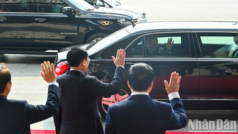 国会主席王廷惠向澳大利亚总理安东尼·阿尔巴尼斯挥手致意。