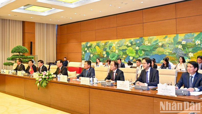 越南国会代表团成员。