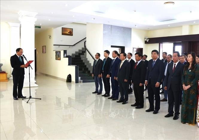 越南驻柬埔寨大使馆干部人员上香缅怀胡志明主席。 越南驻柬埔寨大使馆干部人员上香缅怀胡志明主席。