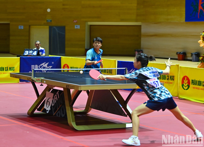 第三场比赛,阮白青舒轻取丁氏惠,胡志明市1队最终三连胜获得女子团体冠军。 第三场比赛,阮白青舒轻取丁氏惠,胡志明市1队最终三连胜获得女子团体冠军。