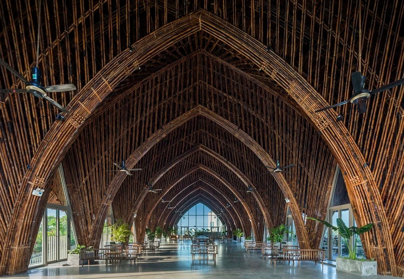 Casamia 公共区的设计灵感来源于会安古城的椰林，位于会安市的锦青乡。（图片来源：建越网）