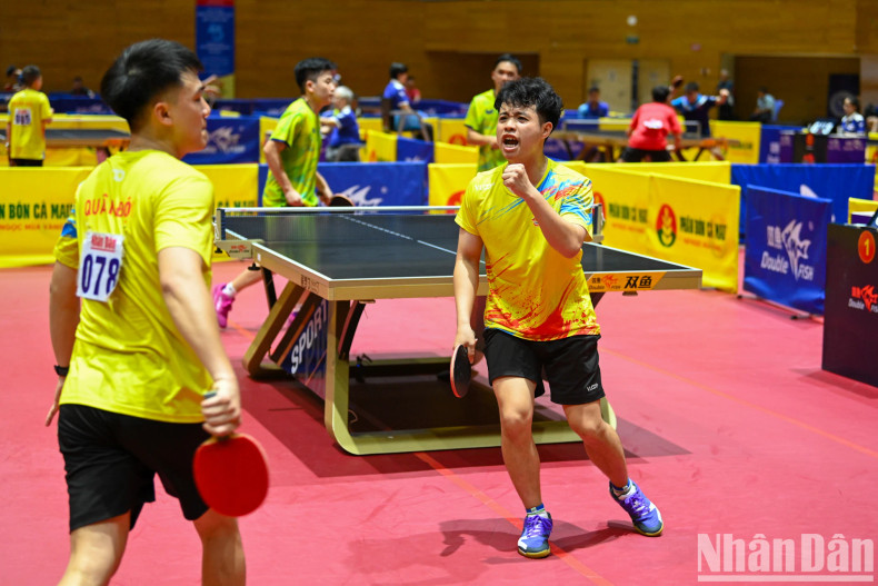 人民军队队男双组合阮登侠-裴世义下决心，第二局扳回比分。