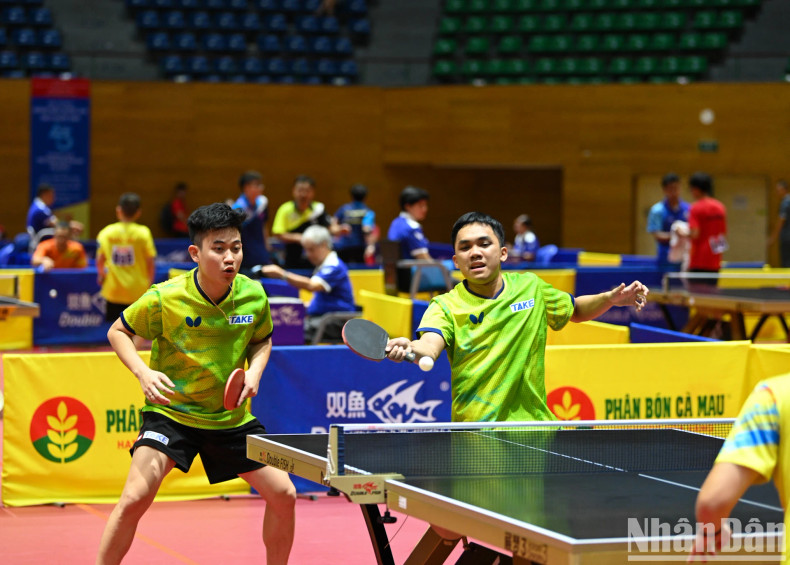 第一句，人民公安T&T一队男双组合丁英煌-黎廷德11-4取胜。