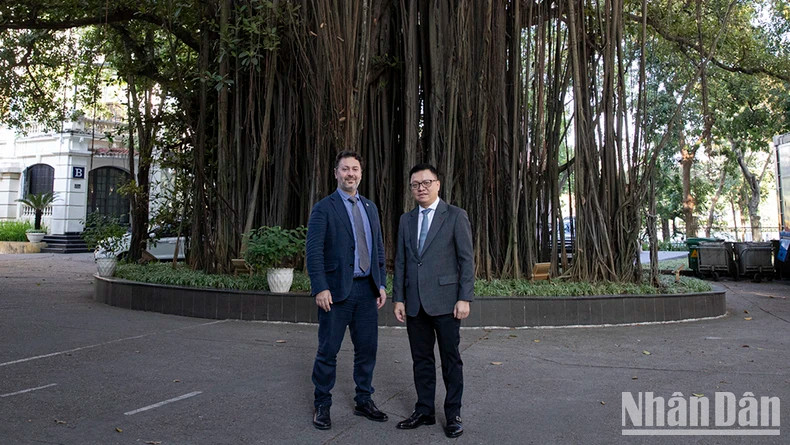 黎国明总编辑与科达亚尔·马里大使在人民报社总部院内合影。 黎国明总编辑与科达亚尔·马里大使在人民报社总部院内合影。