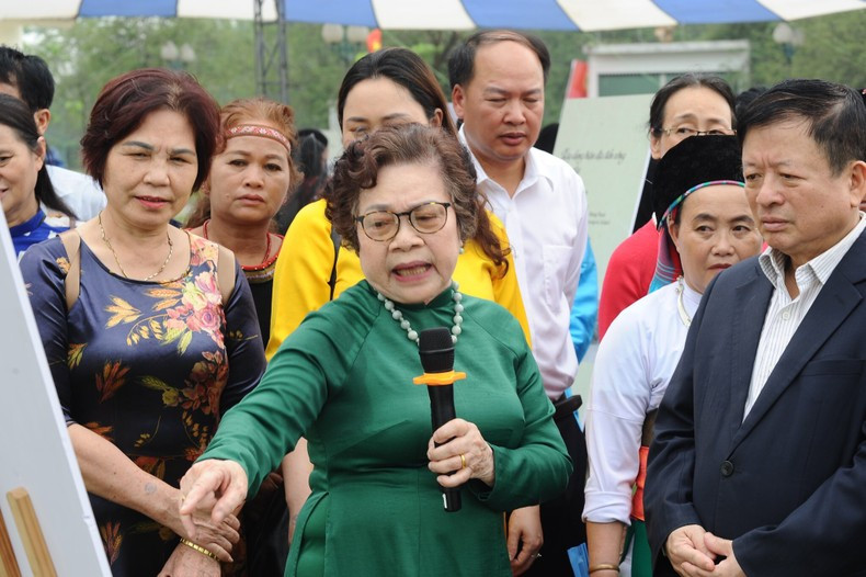 诗人美容向与会代表和观众介绍展览内容。