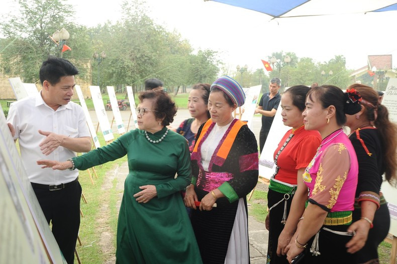 诗人美容向文化村干部介绍摄影展的筹备过程。