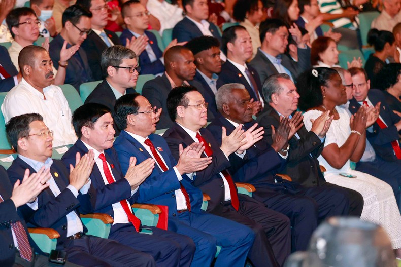 越南国会主席王廷惠同古巴国民议会主席埃斯特万•拉索•埃尔南德斯一同出席活动。 越南国会主席王廷惠同古巴国民议会主席埃斯特万•拉索•埃尔南德斯一同出席活动。
