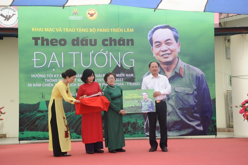 向文化村赠送摄影展作品集。