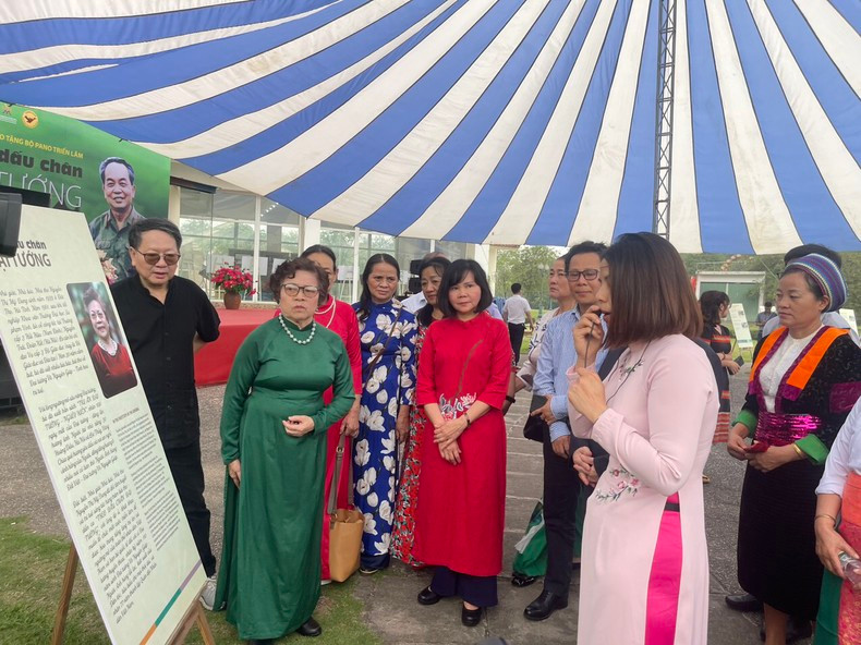 介绍作者与展览内容。