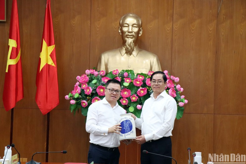 黎国明同志向范曰青同志送纪念品。 黎国明同志向范曰青同志送纪念品。