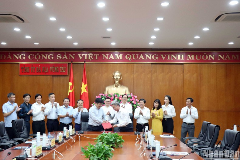 《人民报》社同巴地头顿省2023-2025年宣传联合工作机制签字仪式。 《人民报》社同巴地头顿省2023-2025年宣传联合工作机制签字仪式。