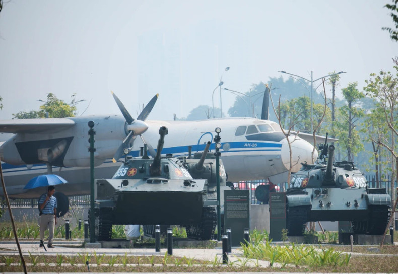 越南军事历史博物馆户外文物展示区。