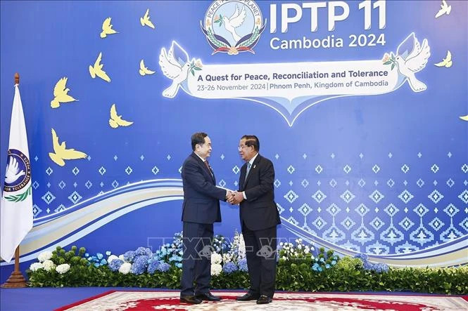 柬埔寨人民党主席、参议院主席洪森迎接越南国会主席陈青敏出席开幕会。