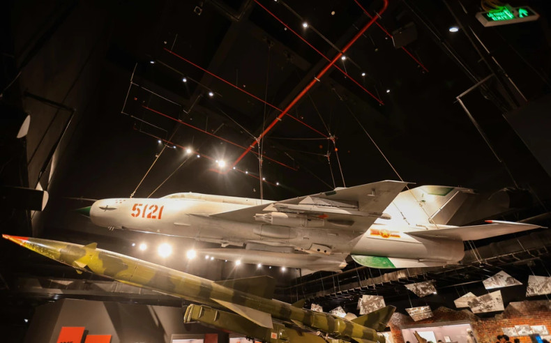 国家宝物--巨型米格-21战斗机参加“河内—空中奠边府”战役。