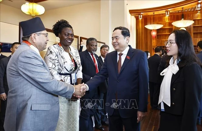 越南国会主席陈青敏和与会代表握手。