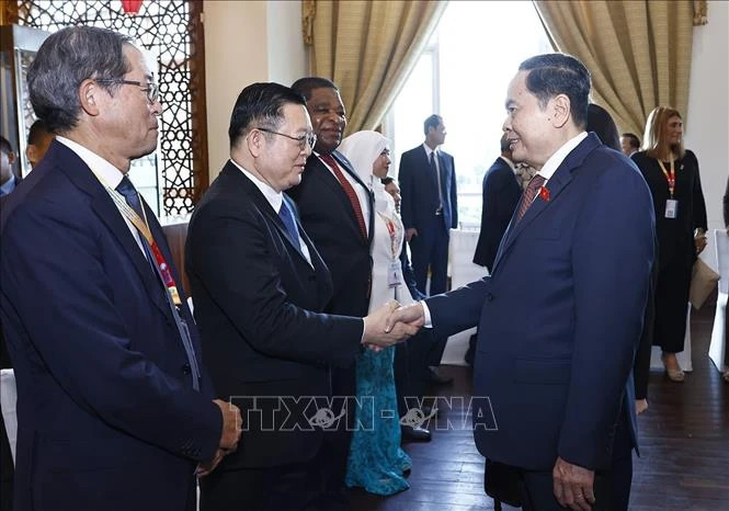 越南国会主席陈青敏和与会代表握手。