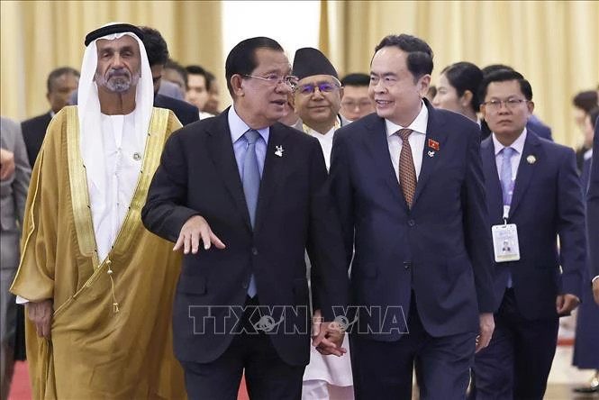 柬埔寨人民党主席、参议院主席洪森迎接越南国会主席陈青敏出席开幕会。