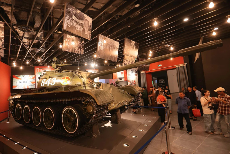 越南军事历史博物馆户外文物展示区吸引众多游客前来参观了解。