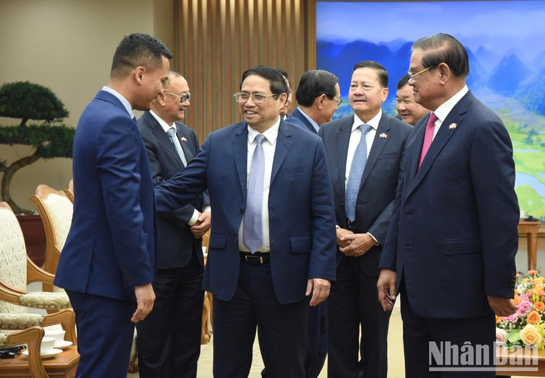 范明正总理问候柬方代表团成员。