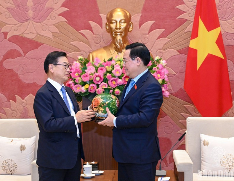 国会主席王廷惠向客人赠送纪念品。 国会主席王廷惠向客人赠送纪念品。