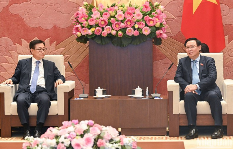 双方交谈。 双方交谈。