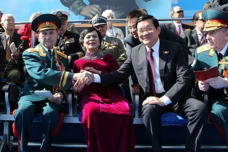 2015年5月9日，越南国家主席张晋创和夫人与俄罗斯老战士一同出席俄罗斯纪念卫国战争胜利70周年庆典。