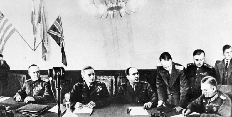 1945年5月8日夜，在德国首都柏林近郊（莫斯科时间5月9日凌晨），纳粹德国签署了无条件投降文件，结束了欧洲第二次世界大战。