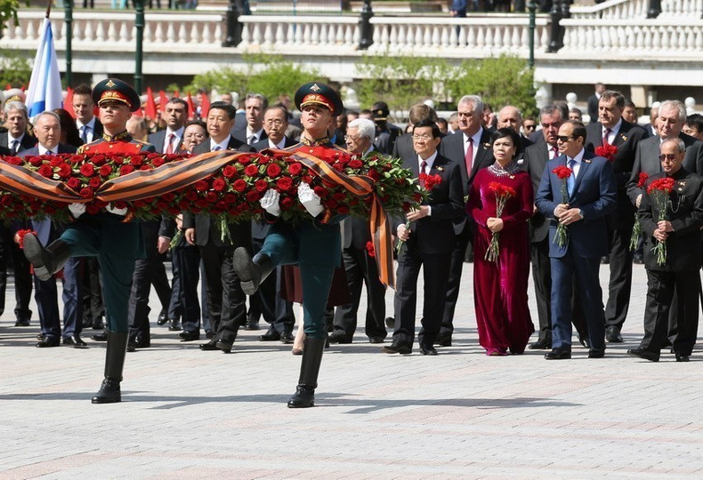 值此2015年5月9日俄罗斯纪念卫国战争胜利70周年之际，越南国家主席张晋创携夫人出席在红场无名烈士墓敬献花圈仪式。