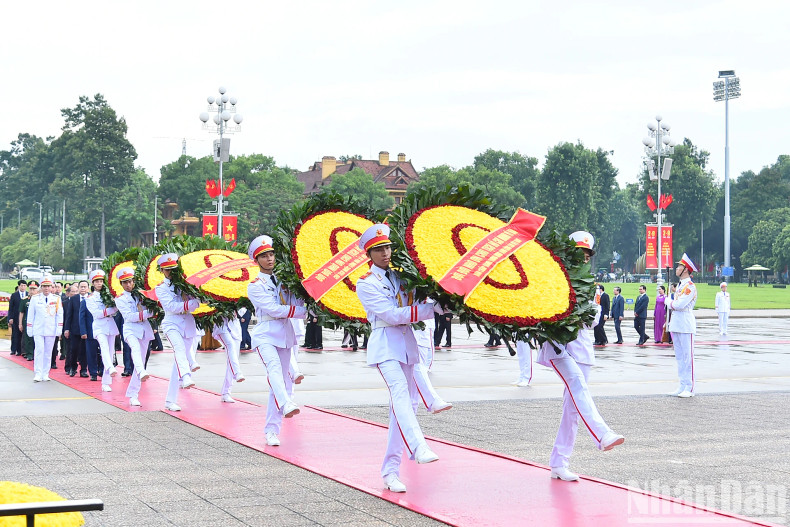 越南党和国家领导代表团的花圈飘带上写着“永远铭记伟大胡志明主席功劳”。 越南党和国家领导代表团的花圈飘带上写着“永远铭记伟大胡志明主席功劳”。