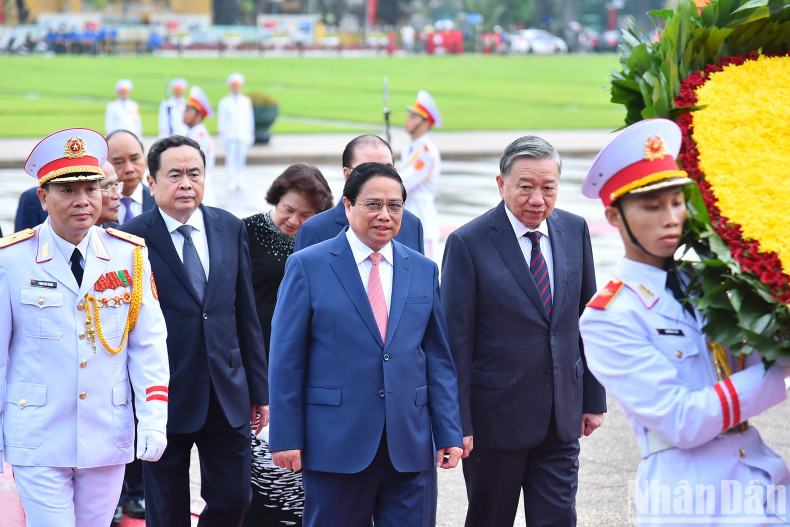 越共中央总书记、国家主席苏林;政府总理范明正;国会主席陈青敏等参加活动。 越共中央总书记、国家主席苏林;政府总理范明正;国会主席陈青敏等参加活动。