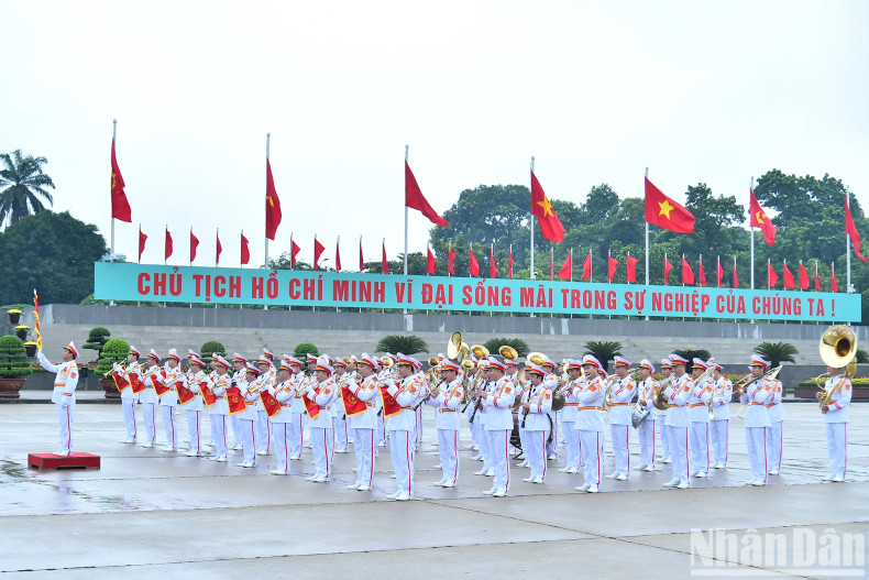 军乐团奏起音乐。 军乐团奏起音乐。
