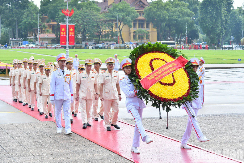 公安部中央公安党委代表团。 公安部中央公安党委代表团。