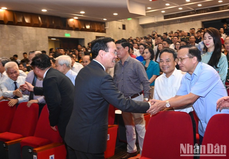 国家主席武文赏与参会代表握手。 国家主席武文赏与参会代表握手。