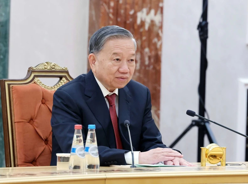 苏林总书记发表讲话。