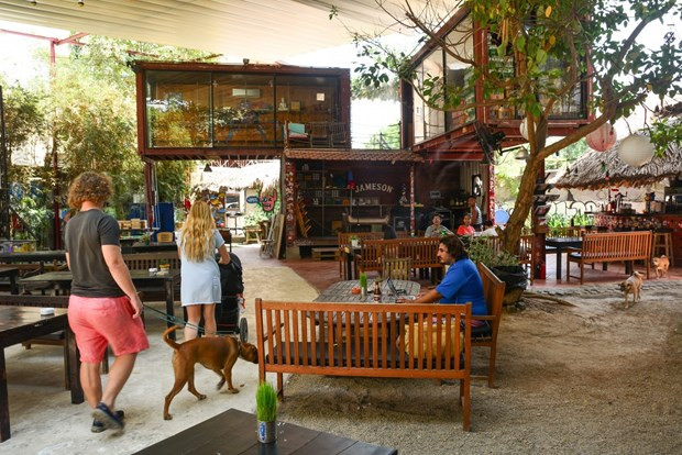 守德市的一家露天咖啡店。 守德市的一家露天咖啡店。