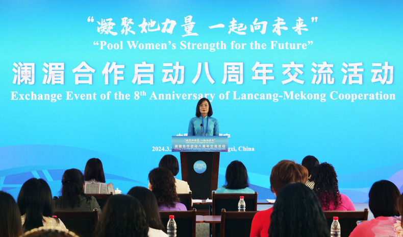 越南广宁省妇女联合会主席阮武秋和发言。 越南广宁省妇女联合会主席阮武秋和发言。