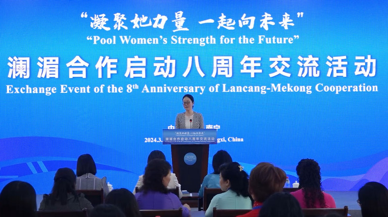 广西壮族自治区妇女联合会主席胡晶波致辞。 广西壮族自治区妇女联合会主席胡晶波致辞。
