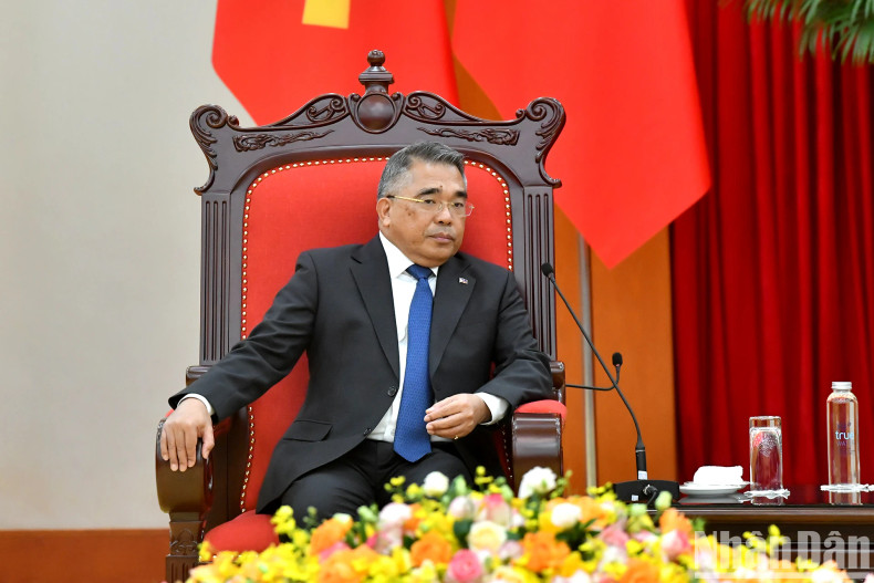 梅纳尔多·洛斯·巴诺斯·蒙特阿莱格雷大使致辞。 梅纳尔多·洛斯·巴诺斯·蒙特阿莱格雷大使致辞。