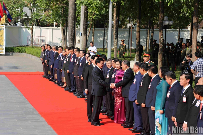 两位领导介绍双方代表团成员。 两位领导介绍双方代表团成员。