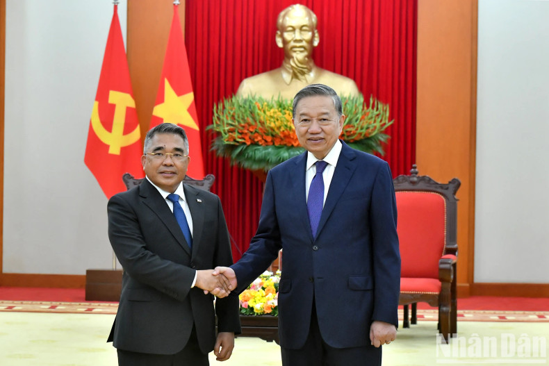 苏林总书记与菲律宾驻越大使梅纳尔多·洛斯·巴诺斯·蒙特阿莱格雷握手。 苏林总书记与菲律宾驻越大使梅纳尔多·洛斯·巴诺斯·蒙特阿莱格雷握手。