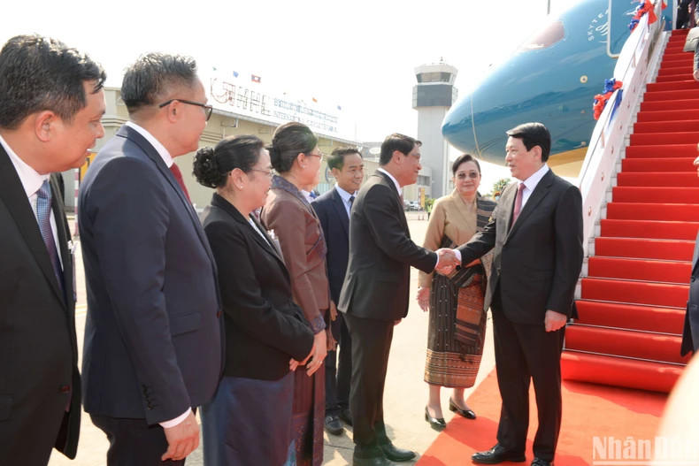 越南国家主席梁强抵达万象 开始对老挝进行国事访问。 越南国家主席梁强抵达万象 开始对老挝进行国事访问。