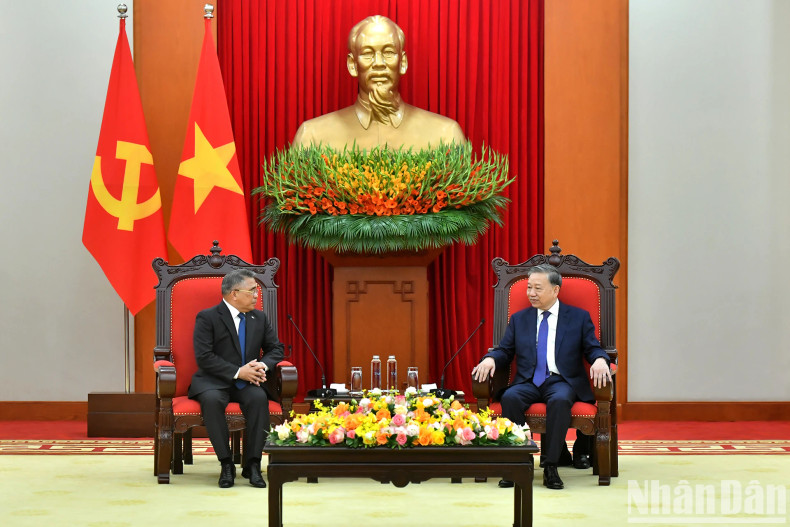 苏林总书记与菲律宾驻越大使梅纳尔多·洛斯·巴诺斯·蒙特阿莱格雷。 苏林总书记与菲律宾驻越大使梅纳尔多·洛斯·巴诺斯·蒙特阿莱格雷。