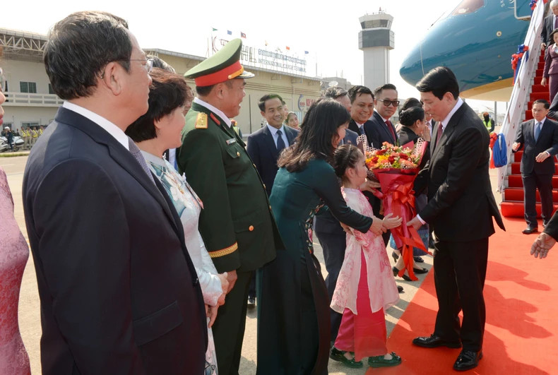 越南国家主席梁强抵达万象 开始对老挝进行国事访问。 越南国家主席梁强抵达万象 开始对老挝进行国事访问。