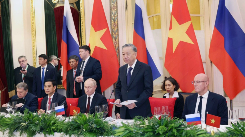 越南国家主席苏林致辞。