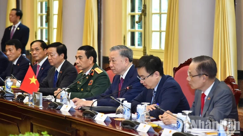 越南代表团成员。 越南代表团成员。